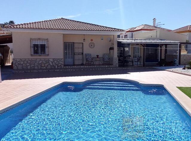 Villa Días Felices: Herverkoop Villa te Koop in Arboleas, Almería