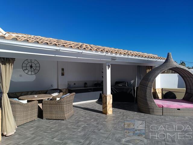 Villa Especial : Resale Villa for Sale in Arboleas, Almería