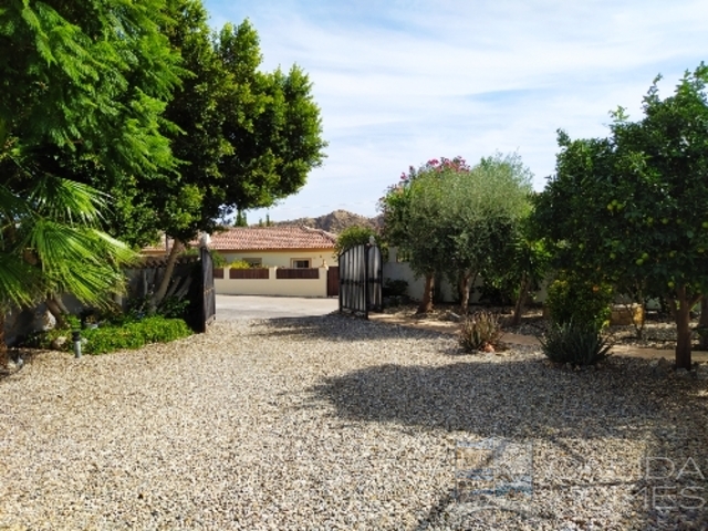 Villa Esperanza: Resale Villa for Sale in Arboleas, Almería