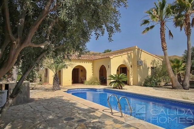 Villa Exceptional: Herverkoop Villa te Koop in Los Gallardos, Almería