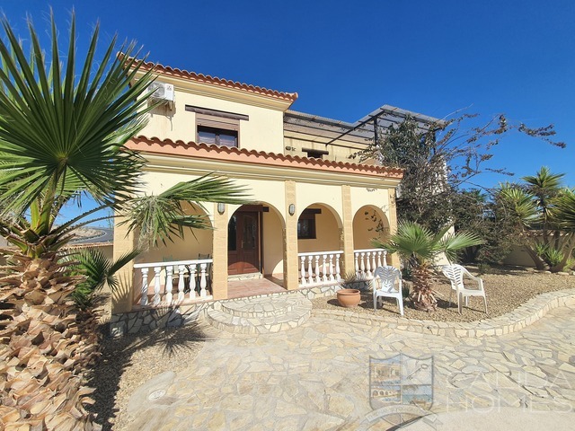 Villa Fantastico: Resale Villa for Sale in Zurgena, Almería