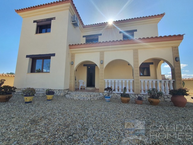 Villa Fantastico: Resale Villa for Sale in Zurgena, Almería