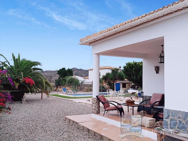 Villa Feliz: Resale Villa for Sale in Albanchez, Almería