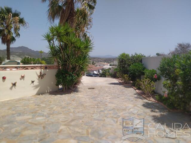 Villa Fleur: Resale Villa for Sale in Arboleas, Almería