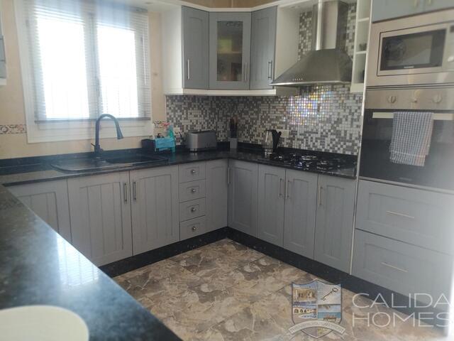 Villa Fleur: Resale Villa for Sale in Arboleas, Almería