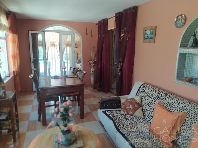 Villa Fleur: Resale Villa for Sale in Arboleas, Almería