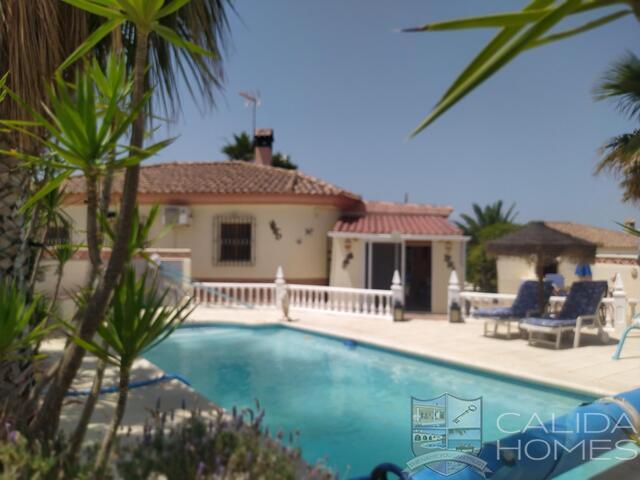 Villa Fleur: Resale Villa for Sale in Arboleas, Almería