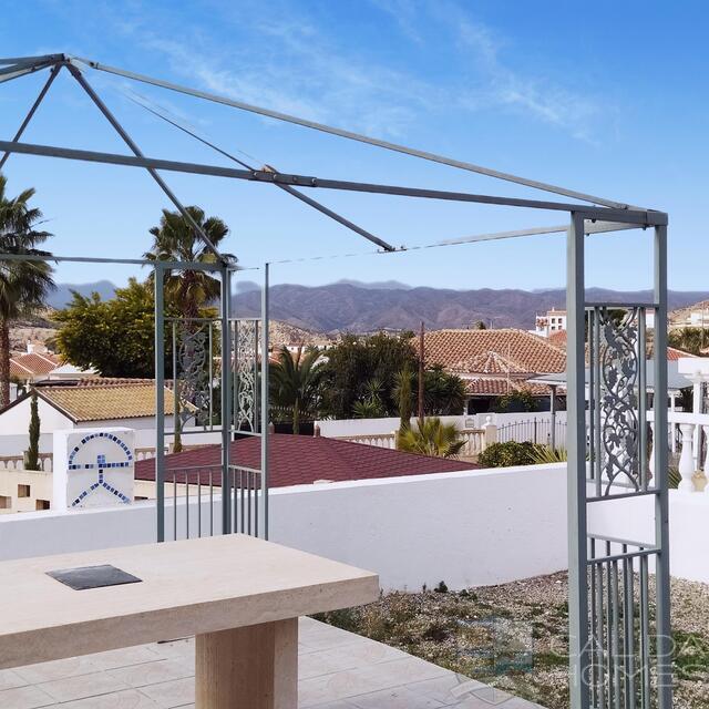 Villa Garcias: Resale Villa for Sale in Arboleas, Almería