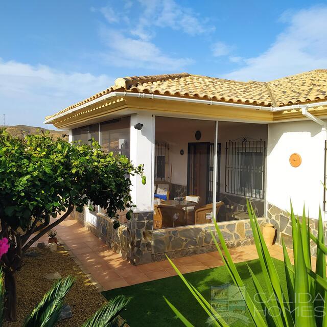 Villa Geranium : Herverkoop Villa te Koop in Zurgena, Almería