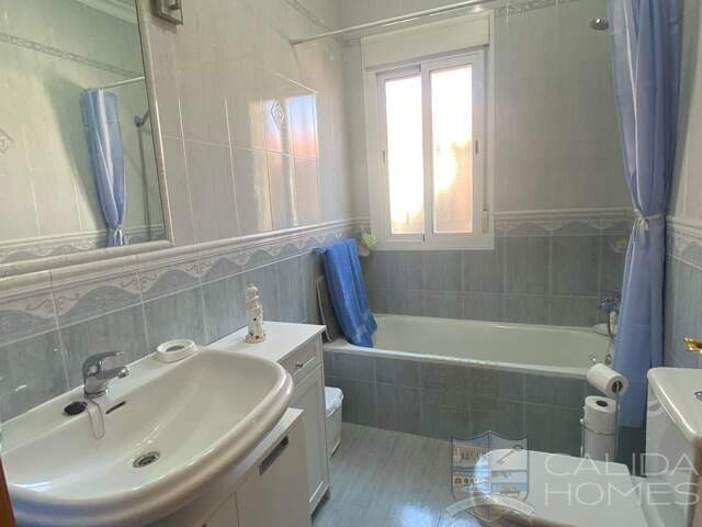 Villa Hermosa: Resale Villa for Sale in Arboleas, Almería