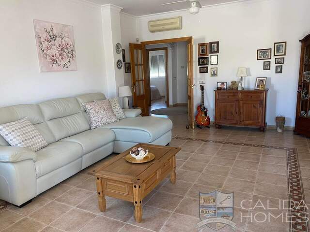 Villa Hermosa: Resale Villa for Sale in Arboleas, Almería