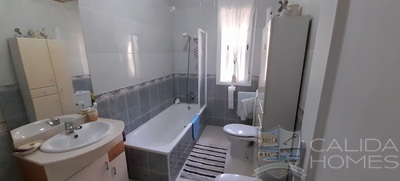 VILLA HOPE: Resale Villa in Cucador, Almería