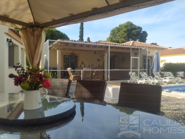 Villa Japonica: Resale Villa for Sale in Arboleas, Almería