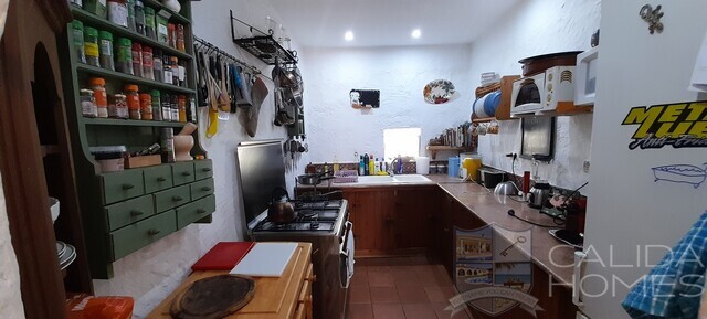 Villa Jen: Resale Villa for Sale in Oria, Almería
