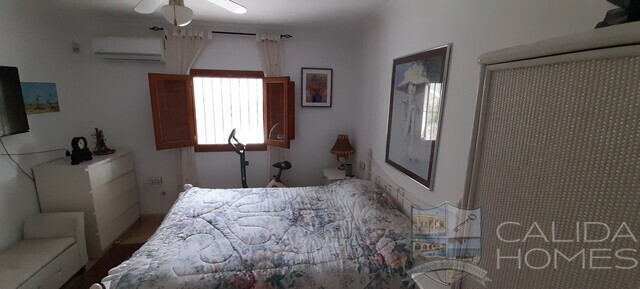 Villa Jen: Resale Villa for Sale in Oria, Almería