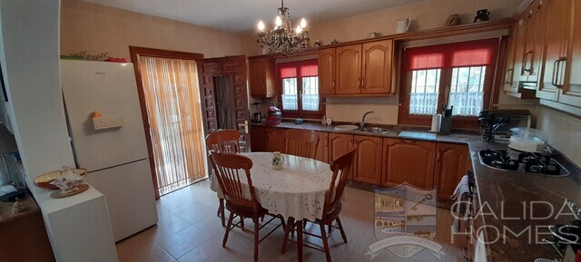 Villa Jen: Resale Villa for Sale in Oria, Almería