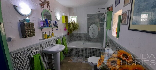 Villa Jen: Resale Villa for Sale in Oria, Almería