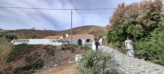 Villa Jen: Resale Villa for Sale in Oria, Almería