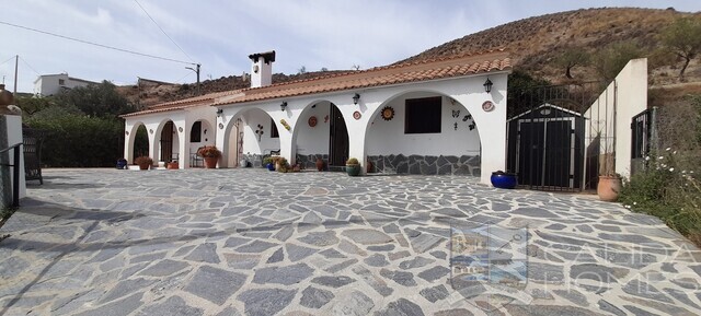 Villa Jen: Resale Villa for Sale in Oria, Almería