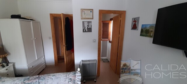 Villa Jen: Resale Villa for Sale in Oria, Almería