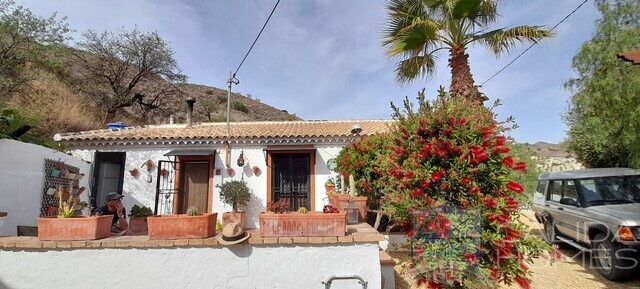 Villa Jen: Resale Villa for Sale in Oria, Almería