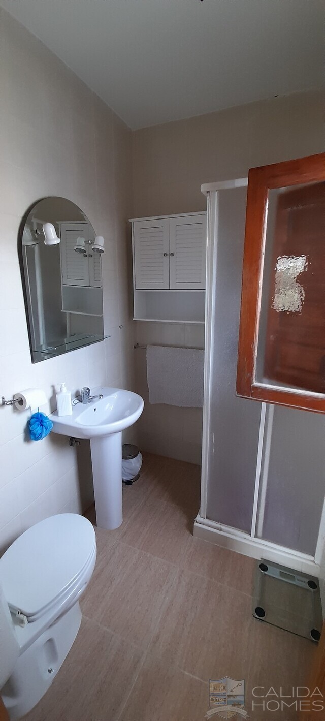 Villa Jen: Resale Villa for Sale in Oria, Almería