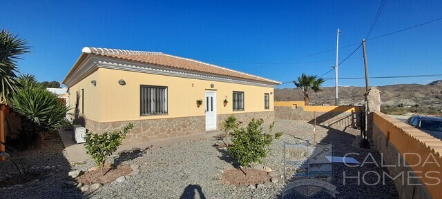 Villa Juan: Resale Villa for Sale in Arboleas, Almería