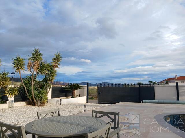 Villa Kristabell: Resale Villa for Sale in Zurgena, Almería