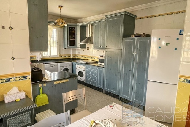 Villa Labores: Resale Villa for Sale in Albox, Almería