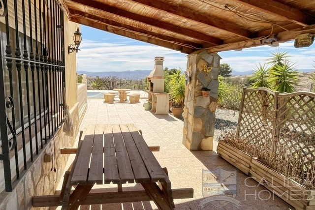 Villa Labores: Resale Villa for Sale in Albox, Almería