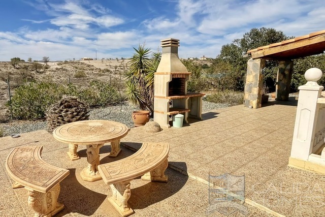 Villa Labores: Resale Villa for Sale in Albox, Almería