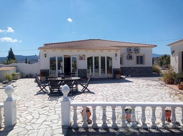 Villa Leo: Herverkoop Villa te Koop in Cantoria, Almería