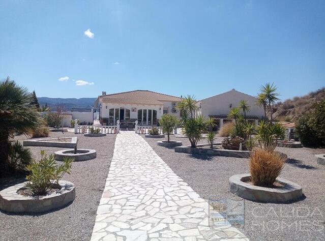 Villa Leo: Resale Villa for Sale in Cantoria, Almería