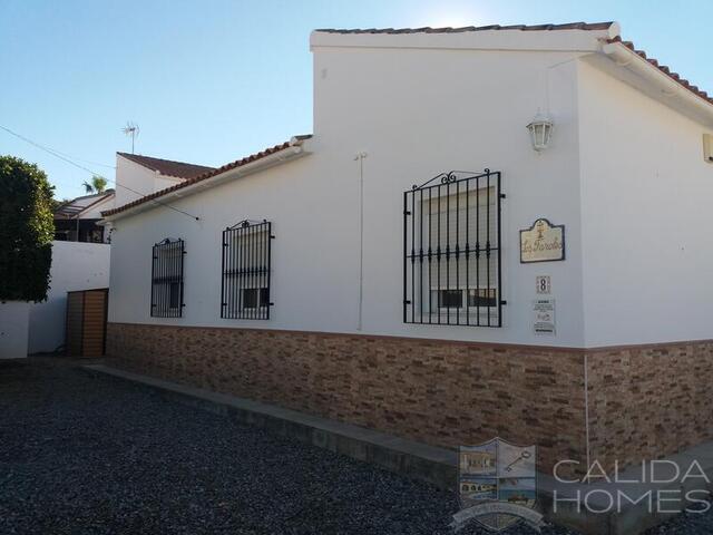 Villa Lirio: Resale Villa for Sale in Arboleas, Almería