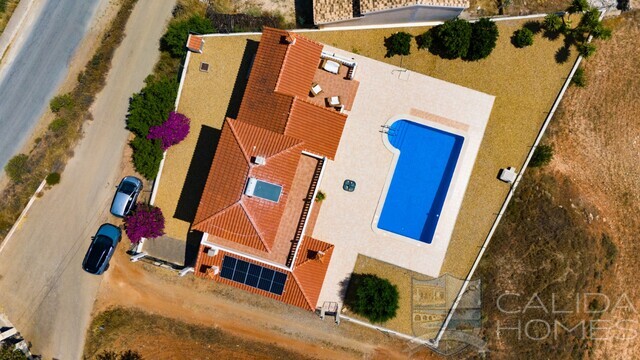 Villa Los Colorados: Resale Villa for Sale in Arboleas, Almería