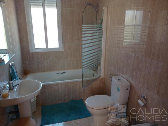 Villa Los Colorados: Resale Villa for Sale in Arboleas, Almería
