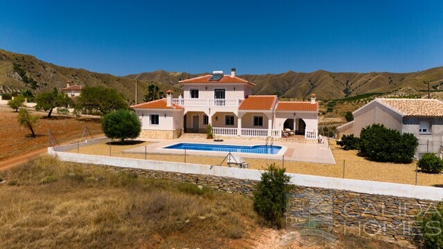 Villa Los Colorados: Resale Villa for Sale in Arboleas, Almería