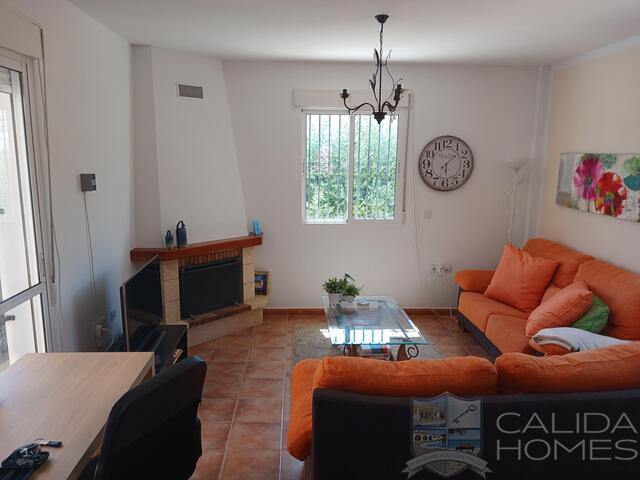 Villa Los Colorados: Resale Villa for Sale in Arboleas, Almería