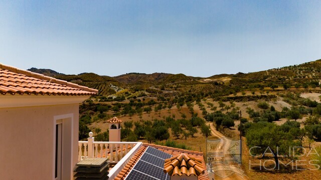 Villa Los Colorados: Resale Villa for Sale in Arboleas, Almería