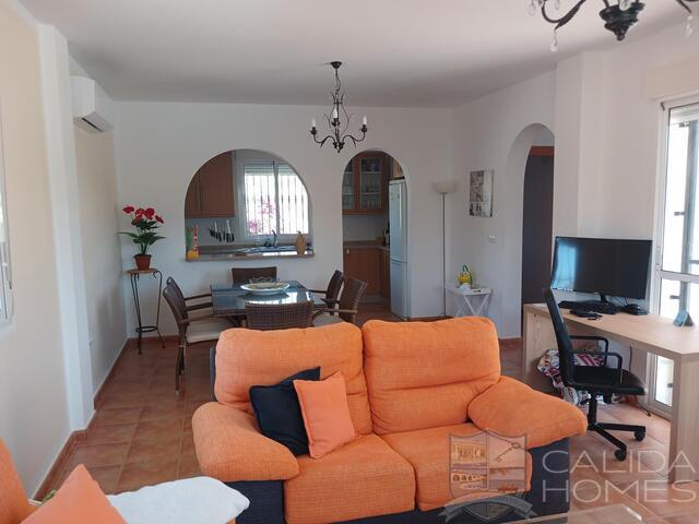 Villa Los Colorados: Resale Villa for Sale in Arboleas, Almería
