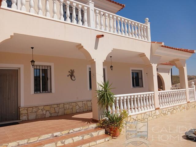 Villa Los Colorados: Resale Villa for Sale in Arboleas, Almería
