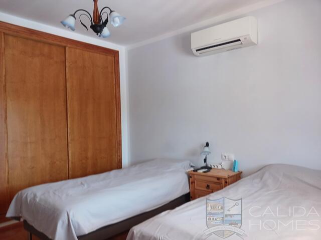 Villa Los Colorados: Resale Villa for Sale in Arboleas, Almería