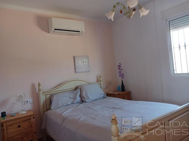 Villa Los Colorados: Resale Villa for Sale in Arboleas, Almería
