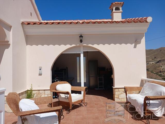 Villa Los Colorados: Resale Villa for Sale in Arboleas, Almería