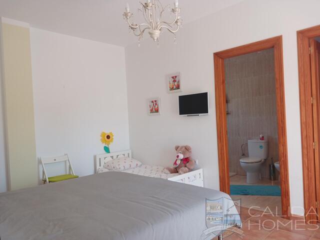 Villa Los Colorados: Resale Villa for Sale in Arboleas, Almería