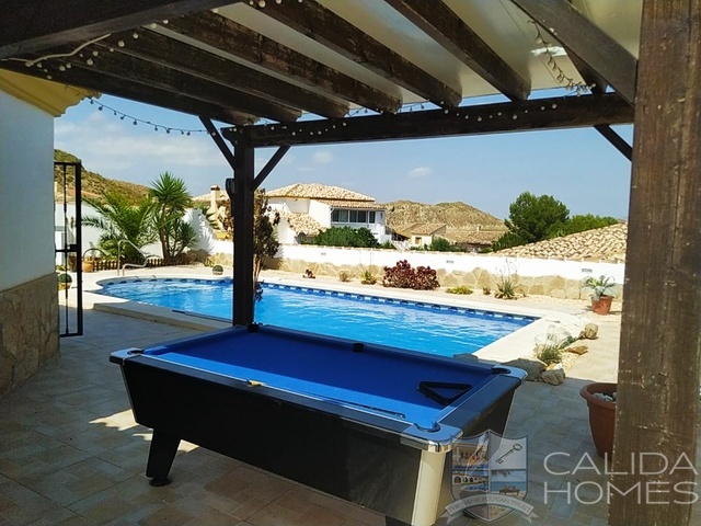 Villa Los Suenos: Resale Villa for Sale in Arboleas, Almería