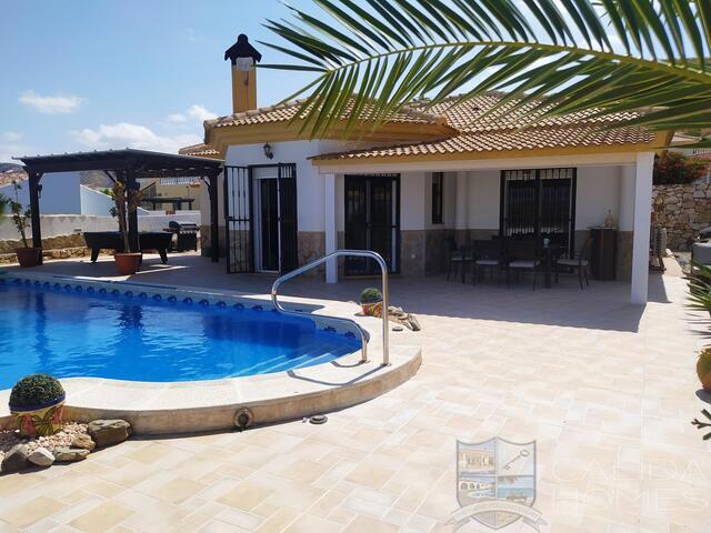 Villa Los Suenos: Resale Villa for Sale in Arboleas, Almería