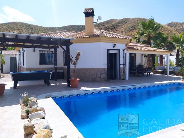 Villa Los Suenos: Resale Villa for Sale in Arboleas, Almería