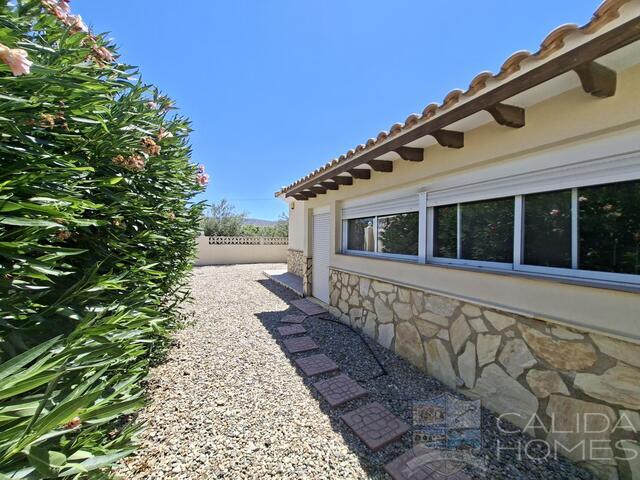 Villa Lua : Resale Villa for Sale in Arboleas, Almería