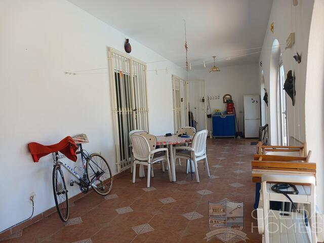 Villa Luna: Resale Villa for Sale in Arboleas, Almería